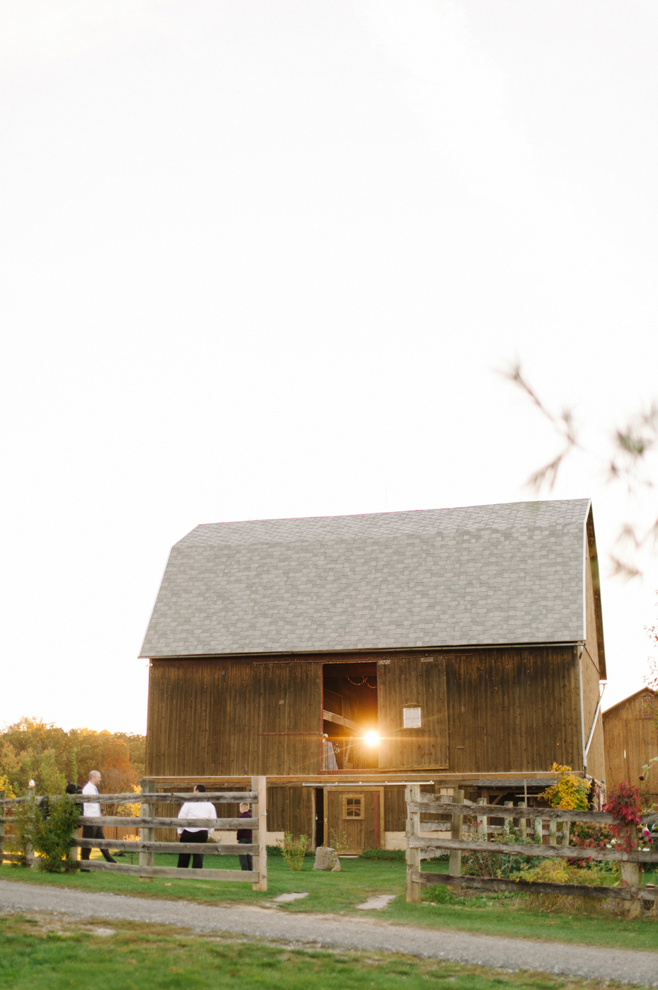 The grounds at Misty Farms by photojournalistic Michigan wedding photographer Heather Jowett.
