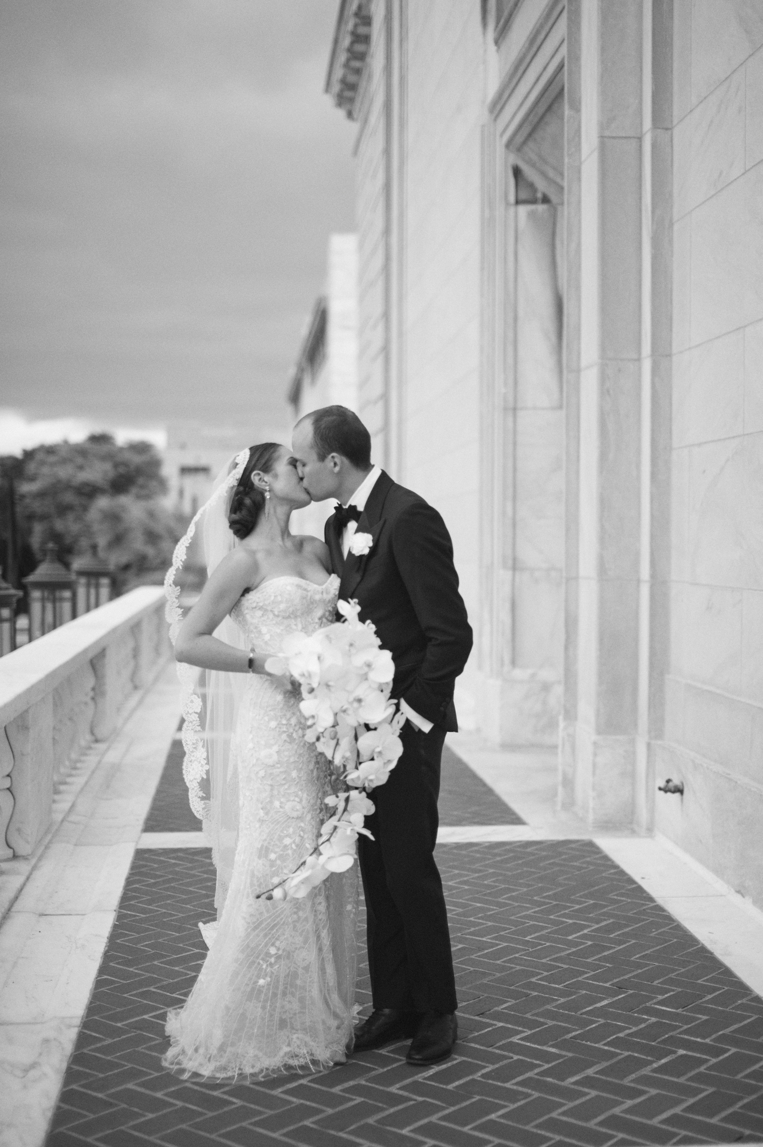 Old school glamour bride and groom portraits at the Detroit Institute of Arts by Wedding Photographer Heather Jowett.