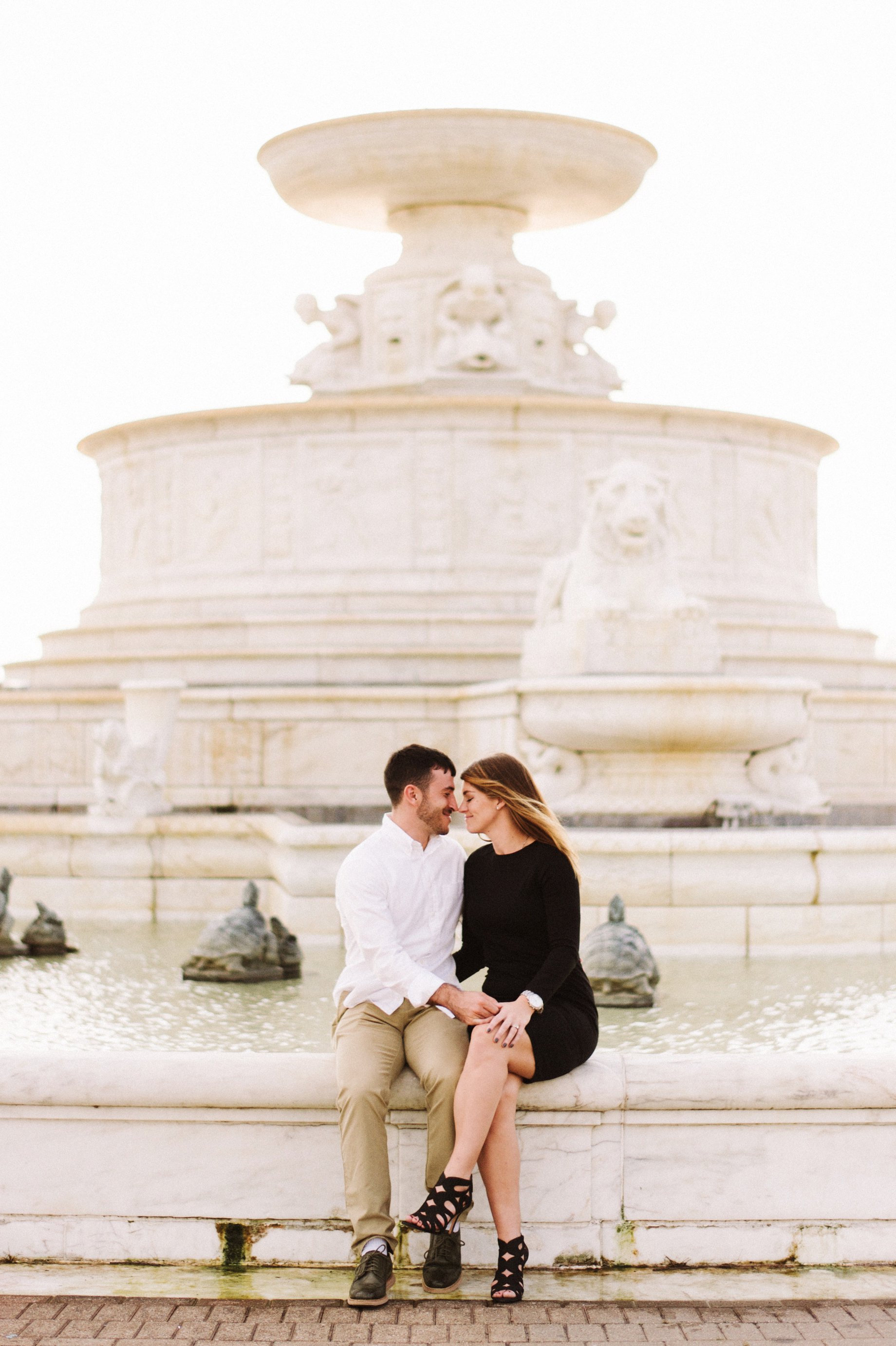 engagement session portrait at the belle isle fountain
