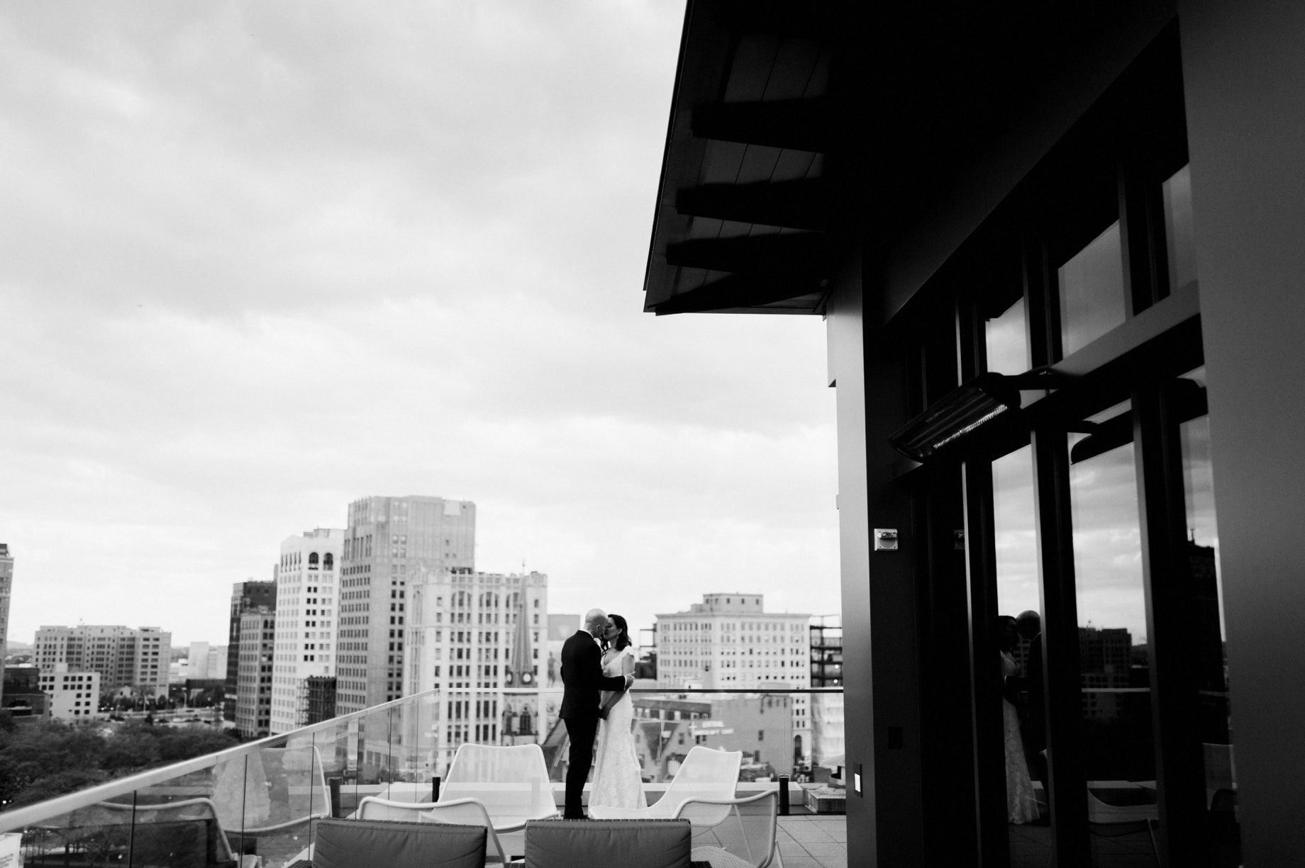 bride and groom on the rooftop of the detroit athletic club