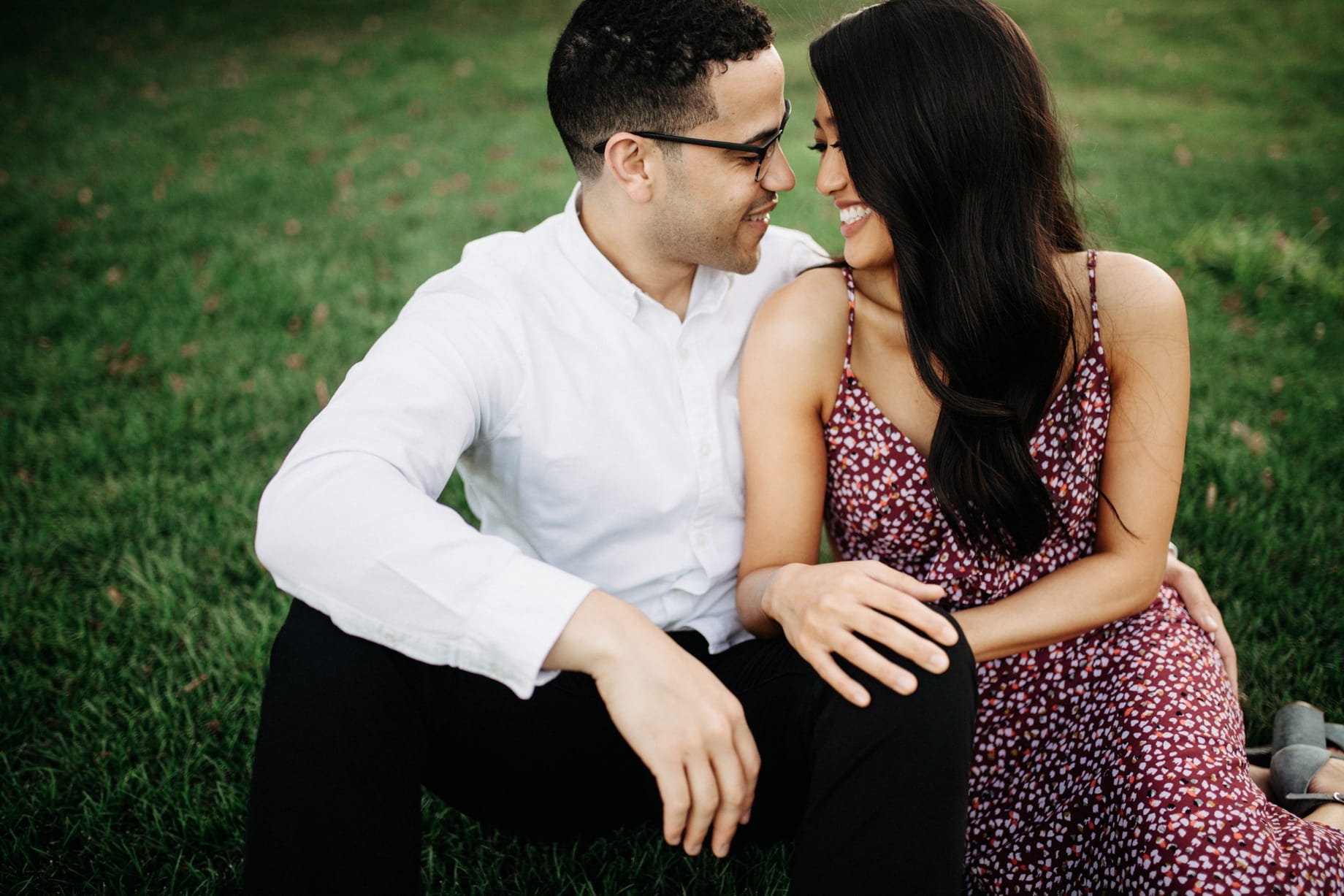 couples poses on green grass