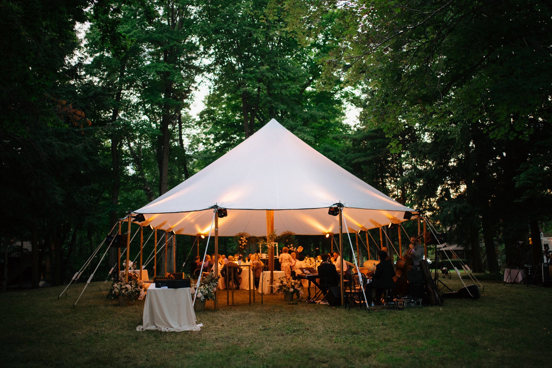 an inimate tented wedding surrounded by trees by photojournalistic Detroit wedding photographer Heather Jowett