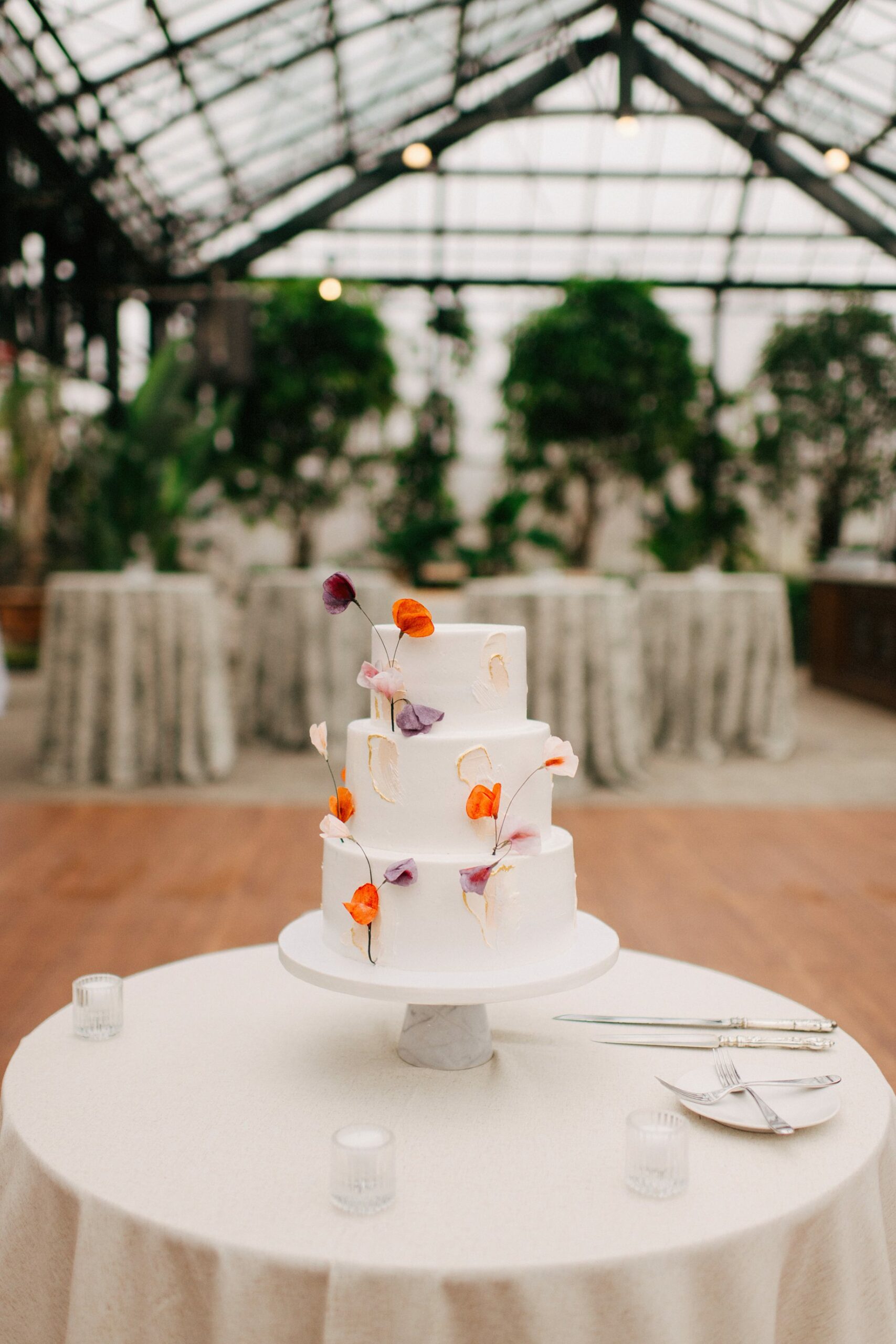 cute wedding cake with sweet peas 1