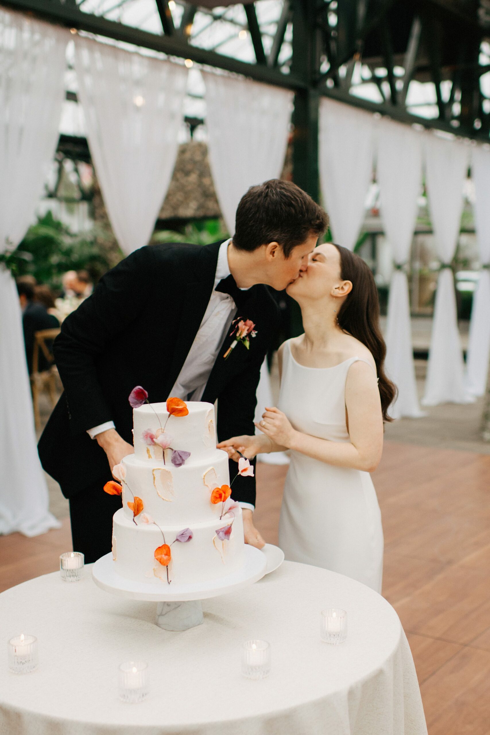 Bride and groom cutting their cake at their Planterra Conservatory Wedding 2