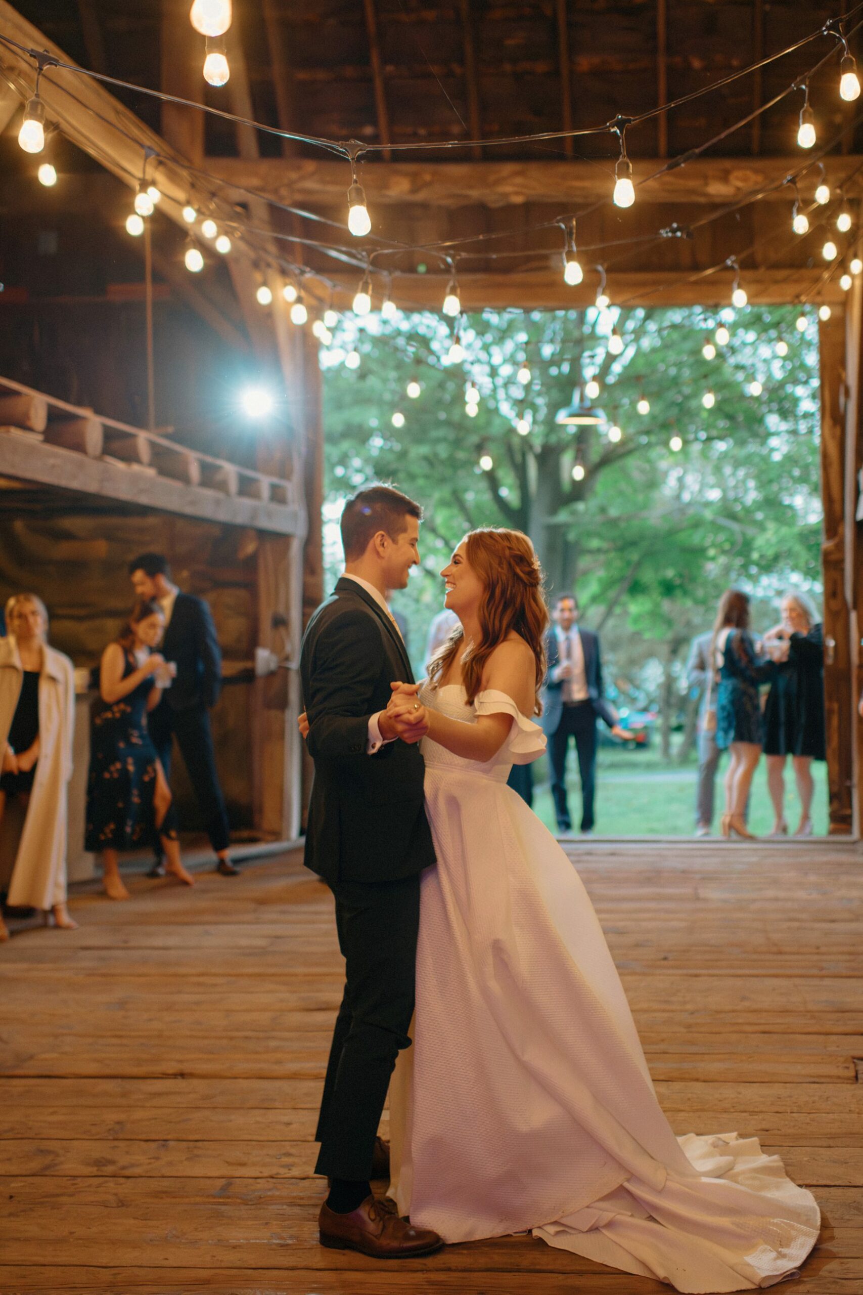 First dance between the bride and groom
